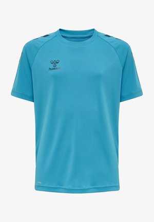 Jasnoniebieska koszulka sportowa wykonana z gładkiego, oddychającego materiału. Posiada okrągły dekolt oraz logo na piersi, z ciemnymi akcentami na ramionach.