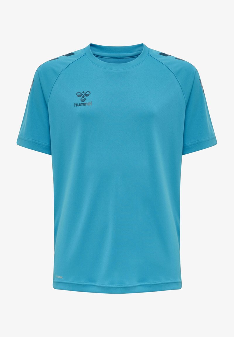 Lysblå atletisk t-shirt lavet af glat, åndbart materiale. Har en rund halsudskæring og logo på brystet med mørke accenter på skuldrene.