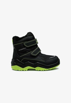 Schwarzer wasserdichter Winterstiefel mit grüner Sohle, zwei Klettverschlüssen und Futter aus Fleece, speziell für den Einsatz im kalten Außenbereich entwickelt.