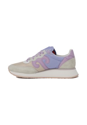 Sneakers beige, lavanda e rosa chiaro. Presentano materiali in rete, suede e tessuto, con un design ondulato e una suola ammortizzata.