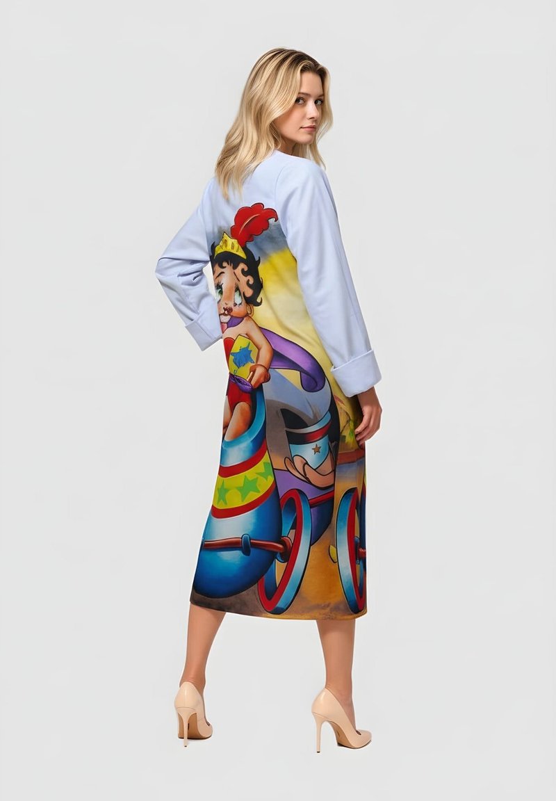 Vestido azul con un estampado de dibujos animados que muestra a un personaje en un vehículo colorido. Mangas largas, largo hasta la rodilla, tela que parece suave y ligera.