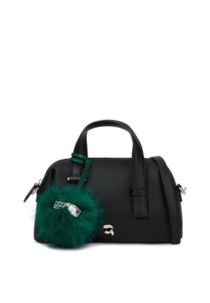 Sac à main noir texturé avec deux poignées et une bandoulière, décoré d'un porte-clés vert duveteux avec un détail de lunettes de soleil argentées.