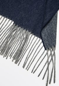 Sciarpa di lana grigio scuro e blu navy con una texture morbida, caratterizzata da frange lunghe e dritte lungo un bordo per un tocco di dettaglio.