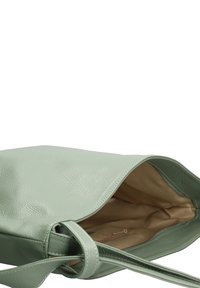 Groene leren totebag met een gestructureerde buitenkant, voorzien van een beige interieur, ritsvak en een plat ontwerp.