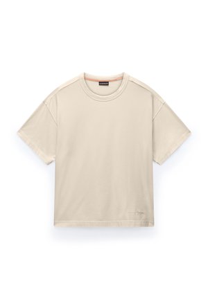 Beige t-shirt med korte ærmer og rund hals, med en lille logo nær bundkanten, vist fladt på en hvid baggrund.