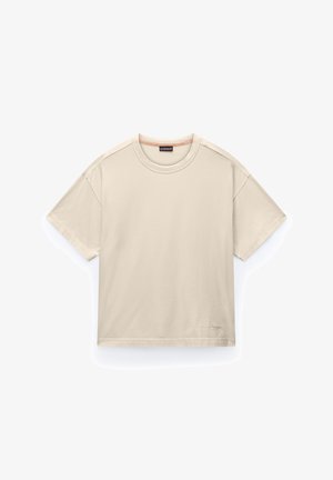 T-shirt beige à manches courtes et col rond avec un petit logo près de l'ourlet inférieur, présenté à plat sur un fond blanc.