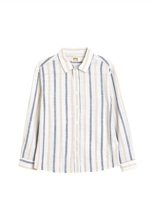 Camisa a rayas con mangas largas, de tela ligera; presenta rayas verticales en beige, azul marino y blanco; cuello liso y cierre de botones.