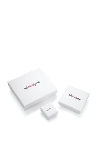 Hvide emballagebokse i forskellige størrelser med "lulujane" logo trykt i sort og pink. Glat tekstur, rektangulære former.