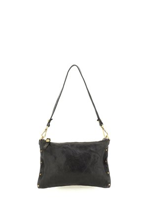 Borsa a tracolla rettangolare in pelle nera con borchie dorate e tracolla removibile su sfondo bianco.