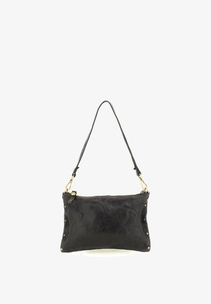 Borsa a tracolla rettangolare in pelle nera con borchie dorate e tracolla removibile su sfondo bianco.