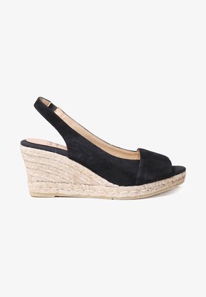 Sandale compensée en daim noir avec bout ouvert et bride arrière, avec une plateforme en jute tressée naturelle.