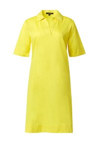 Kurzes, kragenloses Kleid in leuchtendem Gelb, mit einer knopflose Leiste, geradem Schnitt und glatter Textur. Einfaches Design, ohne Muster.