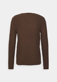 Pull à manches longues marron avec un motif en maille texturée. Ourlet droit et encolure ronde. Design simple sans logos ni accents visibles.