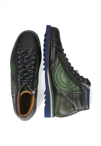Sneakers alte in pelle nera e verde caratterizzate da motivi testurizzati, cerniere in metallo argentato e una suola in gomma blu con accenti multicolori.