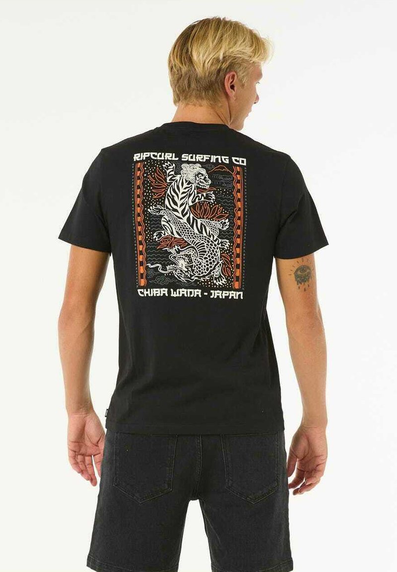 Czarna bawełniana koszulka z kolorową grafiką tygrysa i smoka na plecach, z napisem "RIP CURL SURFING CO" powyżej.