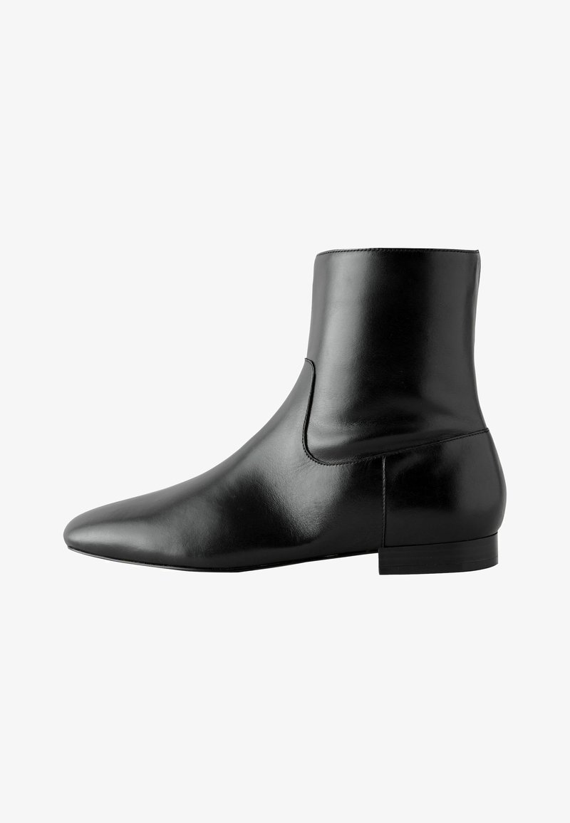 Bottes noires en cuir à la cheville avec un bout pointu, une finition lisse, un design minimaliste et un talon bas rectangulaire. Aucun élément métallique ou accent visible.