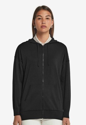 Czarny polarowy hoodie z zamkiem, wykonany z miękkiego materiału, z kapturem, przednimi kieszeniami oraz ściągaczami przy mankietach i u dołu. Prosty i luźny krój.