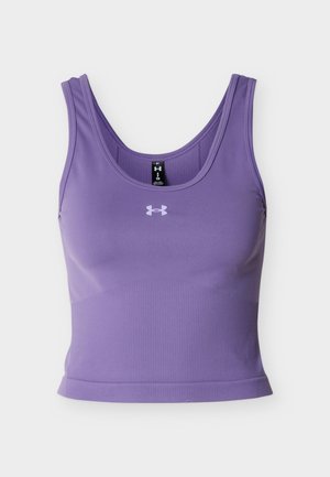 Μωβ αμάνικο αθλητικό crop top Under Armour με στρογγυλή λαιμόκοψη και λογότυπο στο κέντρο του στήθους, πάνω σε λευκό φόντο.