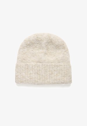 Világos bézs gyapjú kötött sapka puha, texturált felülettel és feltekert szegéllyel. Kerek forma, minimális dizájnnal és látható díszítés nélkül.