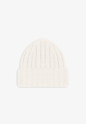 Witte gebreide muts met geribbelde structuur en opvouwbare boord, met een afgeronde bovenkant en zachte stof, geschikt voor koud weer.