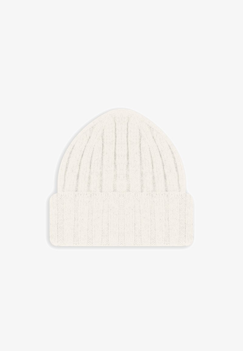 Biała dziergana czapka z prążkowaną fakturą i składanym mankietem, z zaokrąglonym wierzchołkiem i miękkim materiałem, odpowiednia na zimne dni.