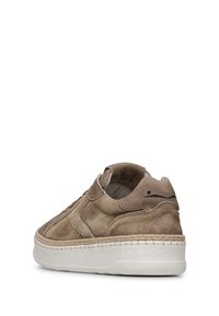 Sneaker basse in suede beige con suola in gomma bianca, dettaglio del logo sul retro e accenti cuciti sulla tomaia per un tocco di texture in più.