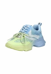 Baskets épaisses avec des blocs de couleur verte et bleue, superposition en maille argentée, lacets verts et semelle épaisse, vues de l'angle avant-gauche.