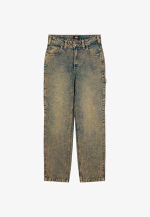 Sininen farkkutakki, jossa on kevyesti kulunut pinta, suora lahje, viisi taskua ja napitettava vetskari. Sisältää näkyvää ommelta.