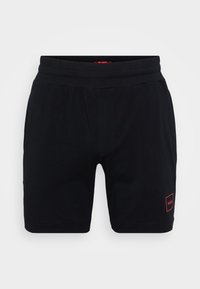 Shorts negri din bumbac cu talie elastică, având plisse laterale și un patch brodat roșu cu logo în partea dreaptă jos a piciorului.