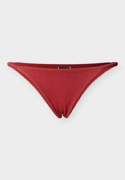 Bas de bikini rouge côtelé avec un design en forme de V. Comprend un tissu texturé, une fine ceinture et des bords festonnés pour un look sans couture.