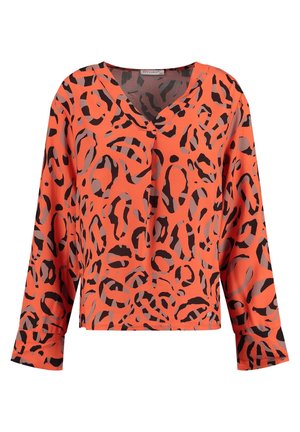 Langærmet V-hals bluse med et abstrakt leopardmønster i klart orange, sort og grå.