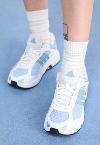 RESPONSE CL W - Sportbačiai - footwear white/clear sky/preloved blue