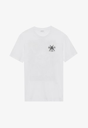 T-shirt branca de algodão com um pequeno design gráfico preto apresentando motivos circulares e lâminas cruzadas na área do peito esquerdo. Mangas curtas.