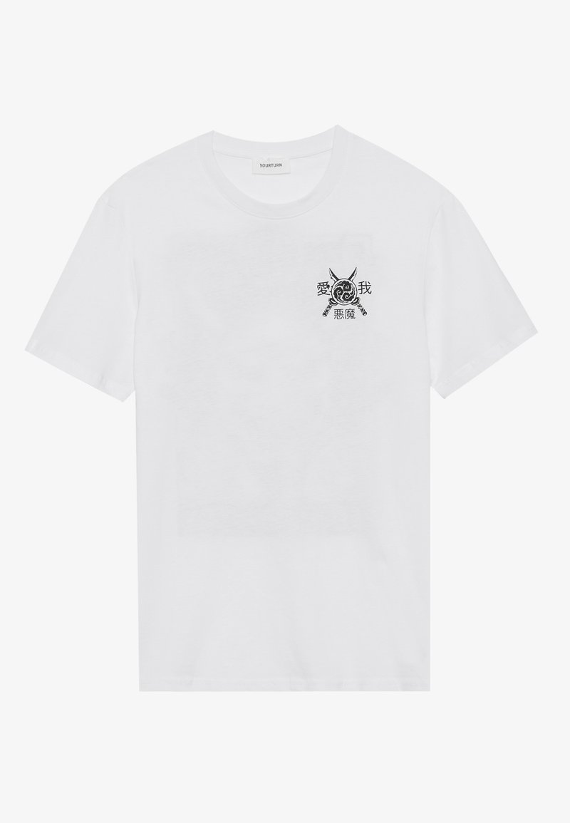 Camiseta de algodón blanca con un pequeño diseño gráfico en negro que presenta motivos circulares y espadas cruzadas en el área del lado izquierdo del pecho. Mangas cortas.