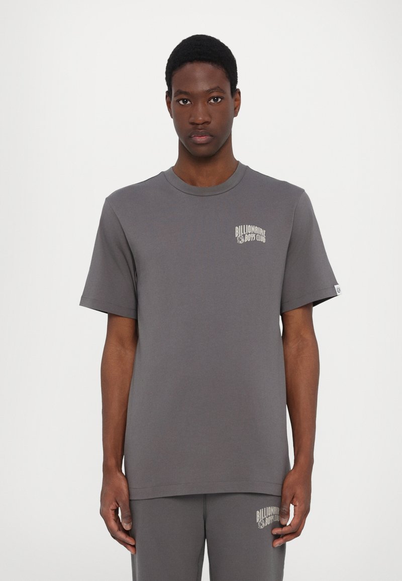 Grijze katoenen t-shirt met korte mouwen, ronde hals, voorzien van een klein beige logo op de linkerkant van de borst en een relaxte pasvorm.