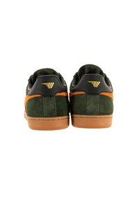 Sneaker in suede verde con dettagli in pelle nera, striscia arancione e logo dorato. Suola in gomma con finitura texture. Design low-top.