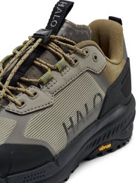 Wanderschuh in tan und grauem Mesh mit schwarzer Gummisohle. Verfügt über elastische Schnürsenkel, eine Fersenlasche und strukturierte Akzente. Vibram-Logo sichtbar.