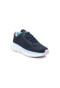 Zapatilla deportiva de un oscuro azul marino con parte superior de malla, entresuela azul claro y suela de goma texturizada; cuenta con cordones planos y punta redondeada.