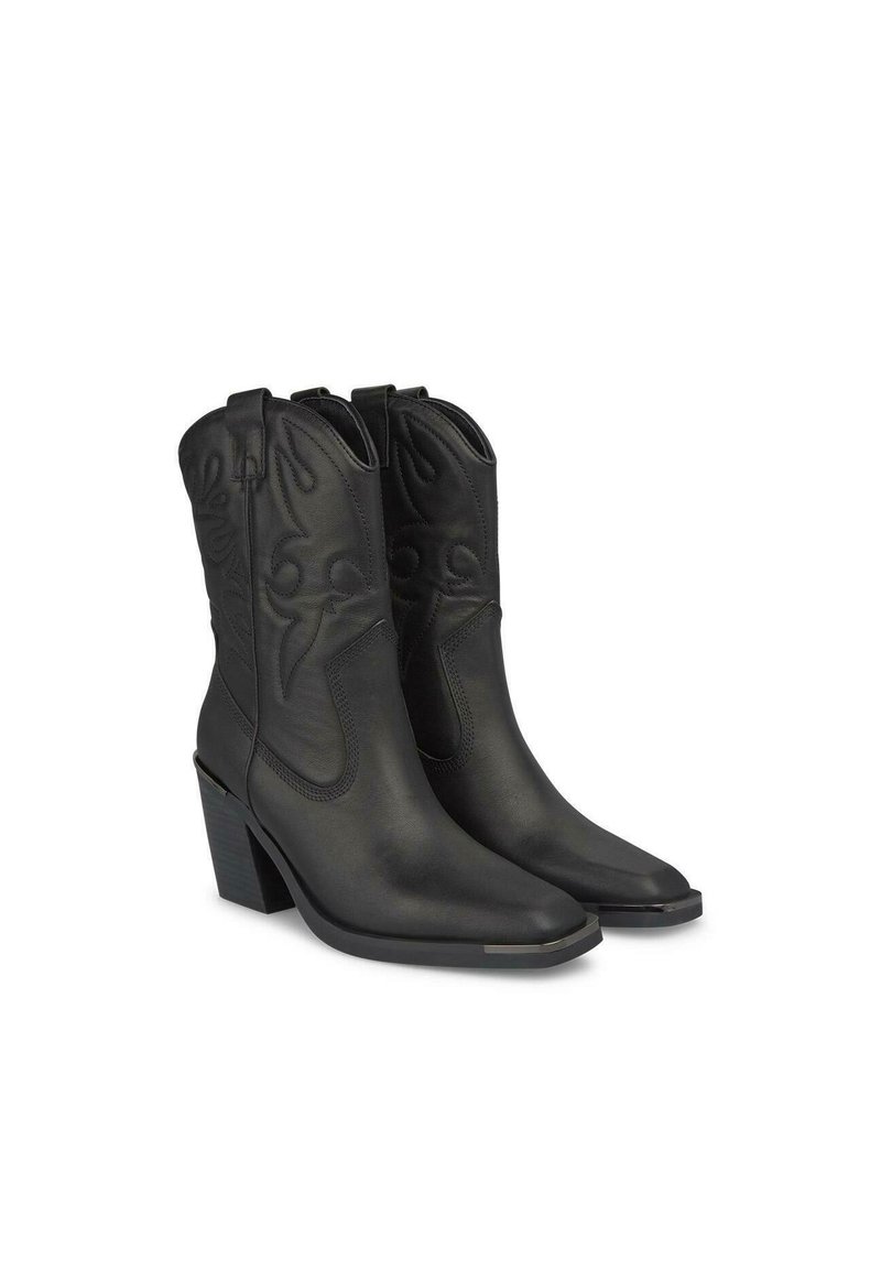 Bottines noires en cuir avec une broderie complexe, des bouts pointus et un talon empilé. Équipées de languettes latérales pour un enfilage facile.