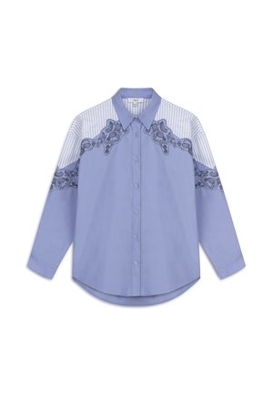 Lichtblauw shirt met lange mouwen, knoopsluiting aan de voorkant en een contrasterende gestreepte bovensectie. Voorzien van een ingewikkeld zwart geborduurd ontwerp.