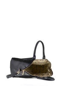 Borsa a mano in pelle nera con zip dorata, interno in tessuto beige stampato con loghi "Pierre Cardin" e due manici.