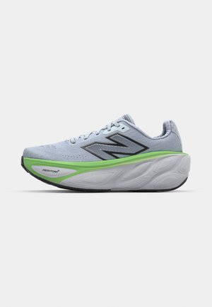 Scarpa da corsa con una tomaia in mesh azzurro chiaro, logo nero, accento verde nella suola intermedia, suola in schiuma testurizzata e silhouette curva per supporto.
