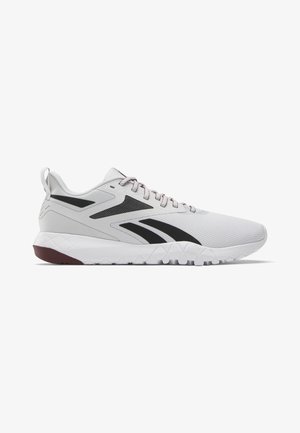 Baskets de sport gris clair avec des bandes noires, semelle blanche texturée et accents bordeaux, vues de côté sur fond blanc.