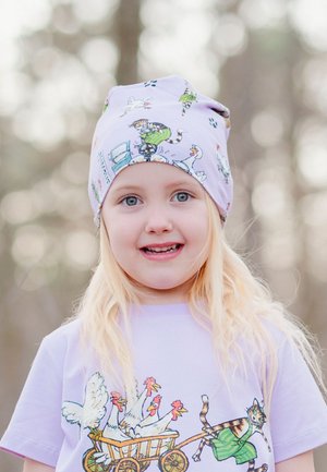 Vaaleanlila hattu eläinkuvioilla, pehmeä kangas ja rento malli. Lapsella on päällään matching vaaleanlila t-paita, jossa on sarjakuvamainen kuva.