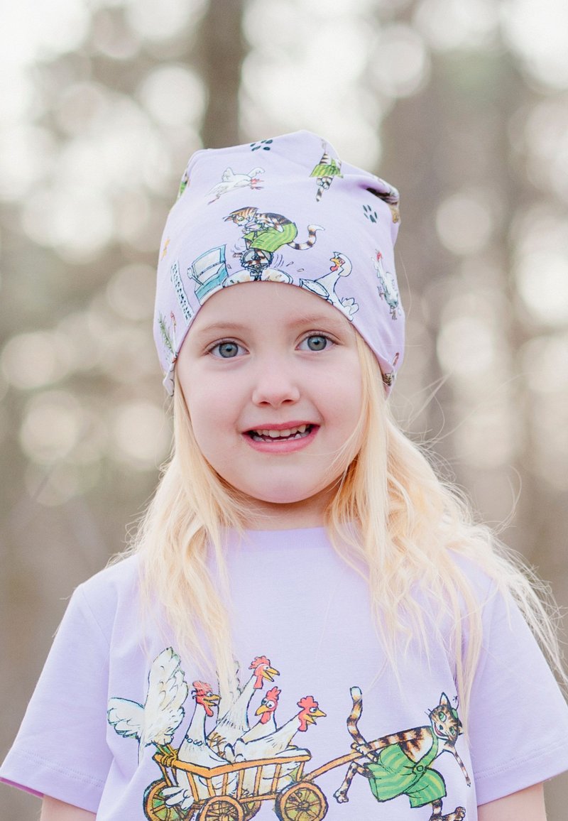 Ljuslila hatt med djurillustrationer, mjukt tyg och avslappnad passform. Barnet bär en matchande ljuslila t-shirt med en tecknad design.