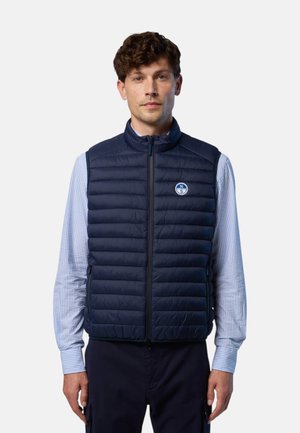 Gilet in nylon blu navy imbottito con design a righe orizzontali, colletto alto e chiusura con zip. Presenta una patch logo sul lato sinistro del petto e tasche laterali.