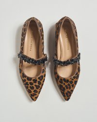 Ballettschuhe mit Leopardenmuster und spitzen Zehen, verziert mit einem schwarzen, mit Perlen geschmückten Riemen und aus weichem, strukturiertem Stoff. Markenzeichen ist im Inneren sichtbar.