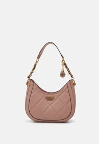 Borsa a tracolla rosa trapuntata con forma curvata, dettagli in oro e una tracolla corta a catena. Presenta una placca con logo sul davanti.