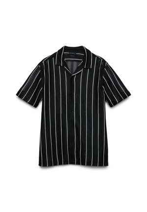 Camicia nera a maniche corte con bottoni, a righe verticali bianche e colletto alla coreana, distesa su uno sfondo bianco.