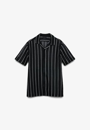 Camicia nera a maniche corte con bottoni, a righe verticali bianche e colletto alla coreana, distesa su uno sfondo bianco.